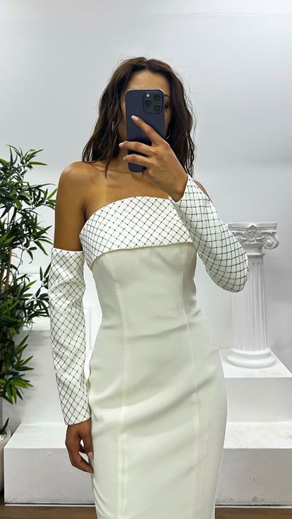 Weißes trägerloses Abendkleid mit Handschuhen