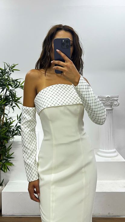 Weißes trägerloses Abendkleid mit Handschuhen