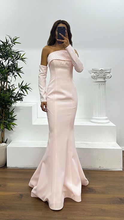 Puderfarbenes trägerloses Abendkleid mit Handschuhen