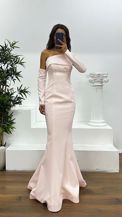 Puderfarbenes trägerloses Abendkleid mit Handschuhen