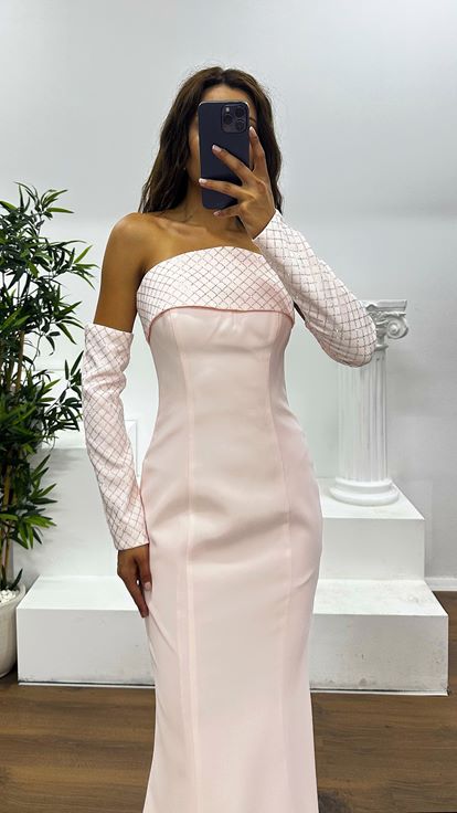 Puderfarbenes trägerloses Abendkleid mit Handschuhen