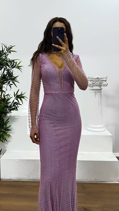 Lila besticktes Abendkleid mit V-Ausschnitt