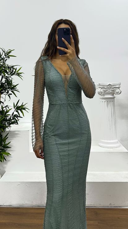 Firuze – Besticktes Abendkleid mit V-Ausschnitt