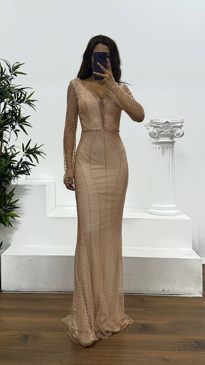 Lachsfarbenes Abendkleid mit V-Ausschnitt und Stickerei