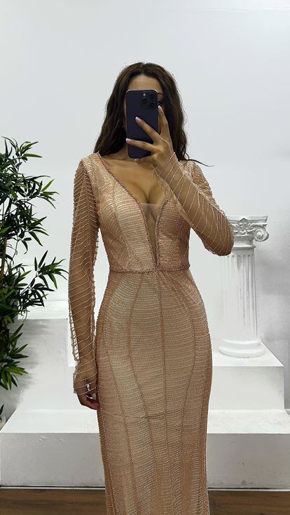 Lachsfarbenes Abendkleid mit V-Ausschnitt und Stickerei