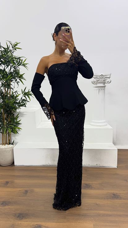 Vestido de noche negro sin tirantes bordado con guantes