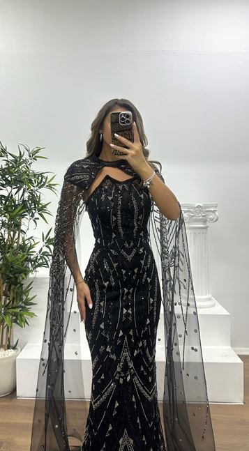 Siyah Pelerinli İşlemeli Abiye Elbise