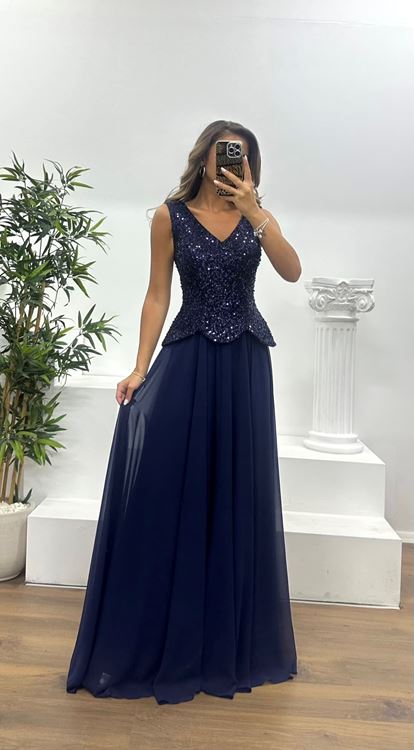 Vestido de noche azul marino con escote en V y tirantes