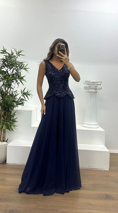 Vestido de noche azul marino con escote en V y tirantes