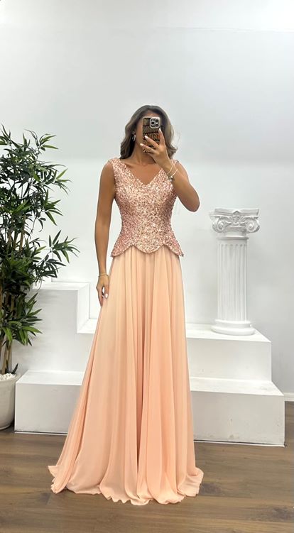 Abito da sera con scollo a V in bronzo e cinturino