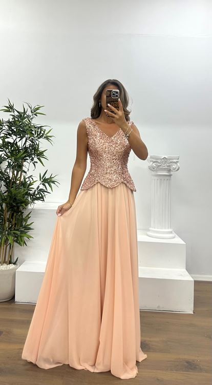 Abito da sera con scollo a V in bronzo e cinturino