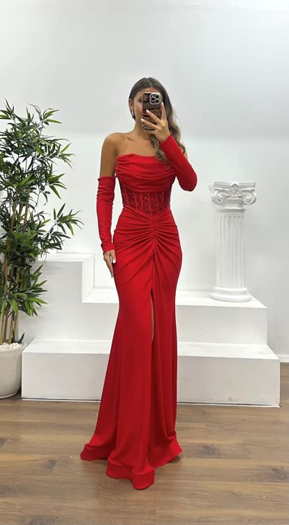 فستان سهرة أحمر بدون حمالات