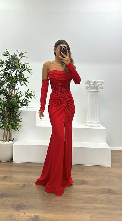 فستان سهرة أحمر بدون حمالات