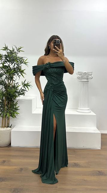 Abito da sera con scollo a barca color smeraldo