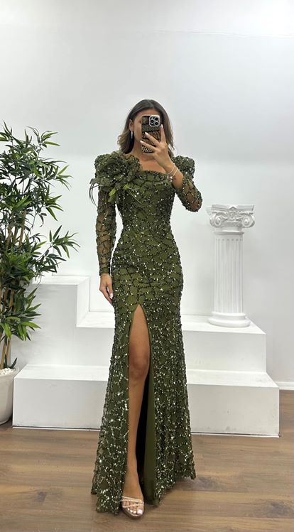 Vestido de noche caqui con lentejuelas y escote cuadrado