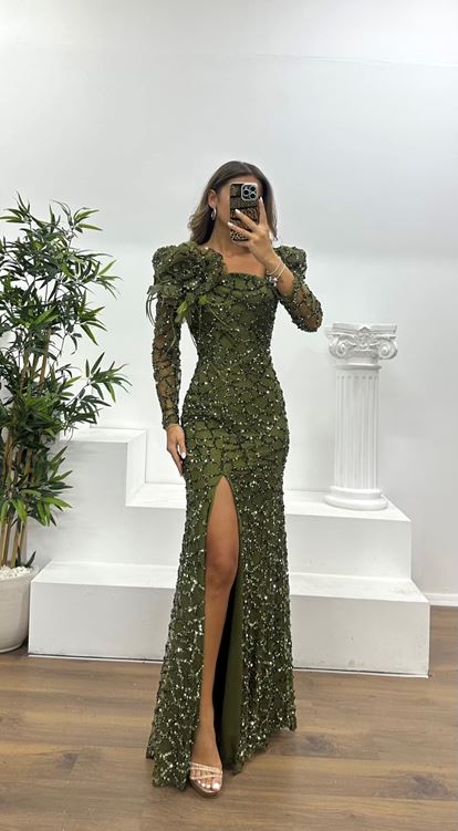 Vestido de noche caqui con lentejuelas y escote cuadrado