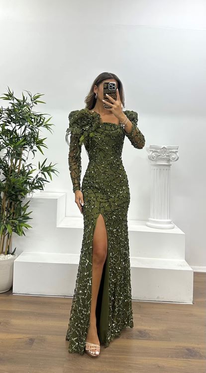 Vestido de noche caqui con lentejuelas y escote cuadrado