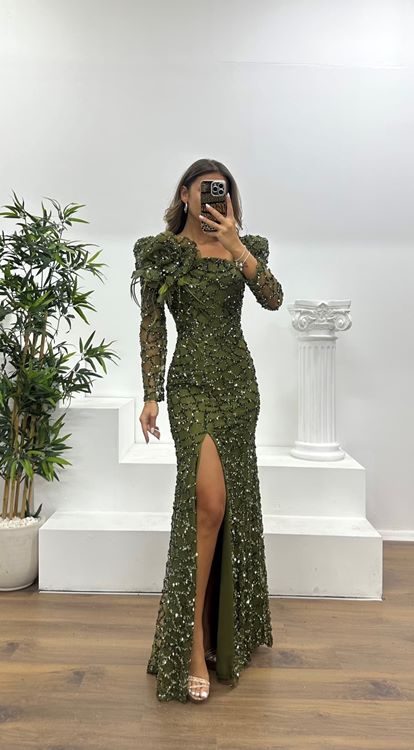 Vestido de noche caqui con lentejuelas y escote cuadrado