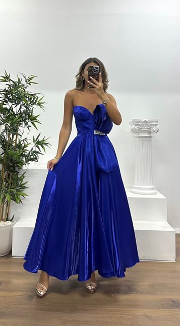 Saxon Blue – Trägerloses Midi-Abendkleid aus Satin