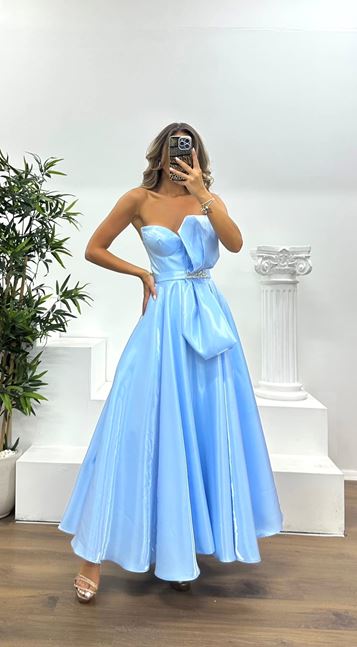 Babyblaues trägerloses Midi-Abendkleid aus Satin
