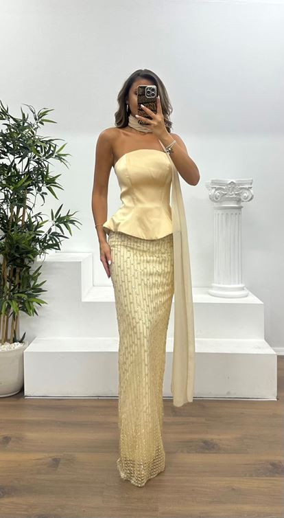 Robe de soirée dorée sans bretelles