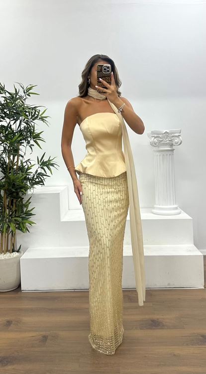 Robe de soirée dorée sans bretelles