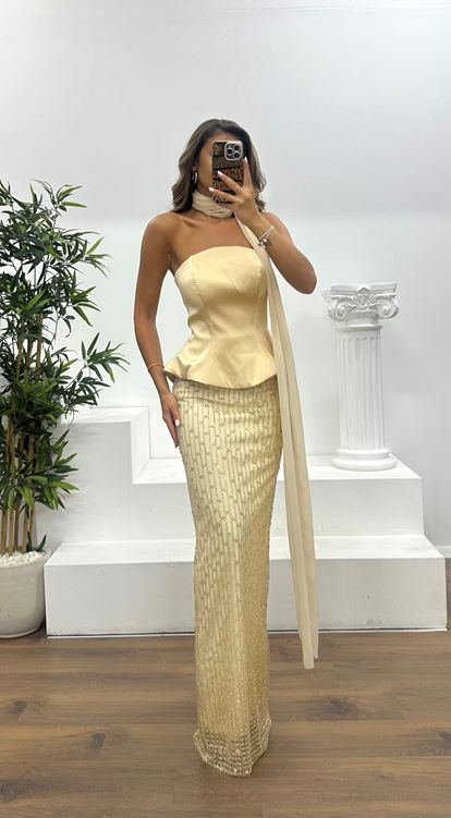 Robe de soirée dorée sans bretelles