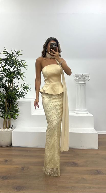 Robe de soirée dorée sans bretelles