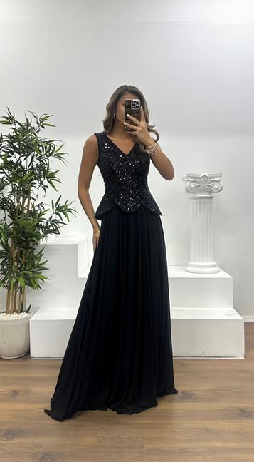 Robe de soirée noire à bretelles et col en V