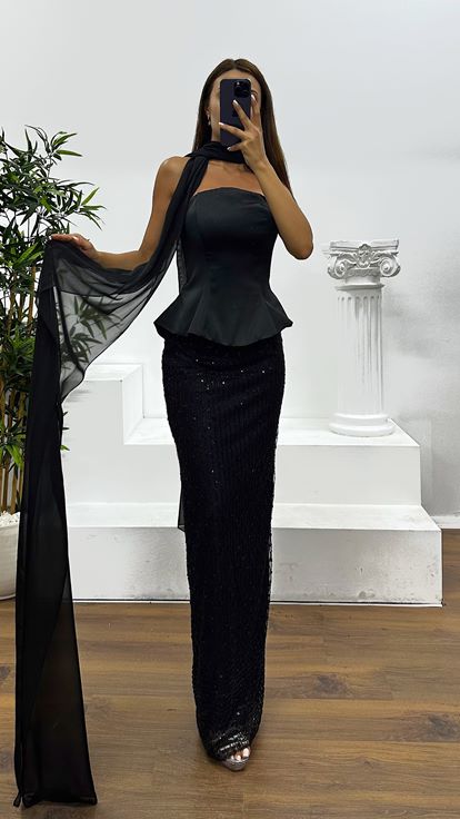 Abito da sera nero senza spalline