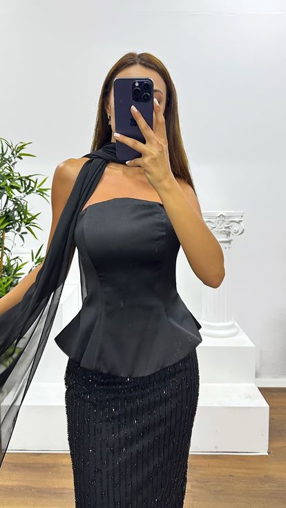 Abito da sera nero senza spalline