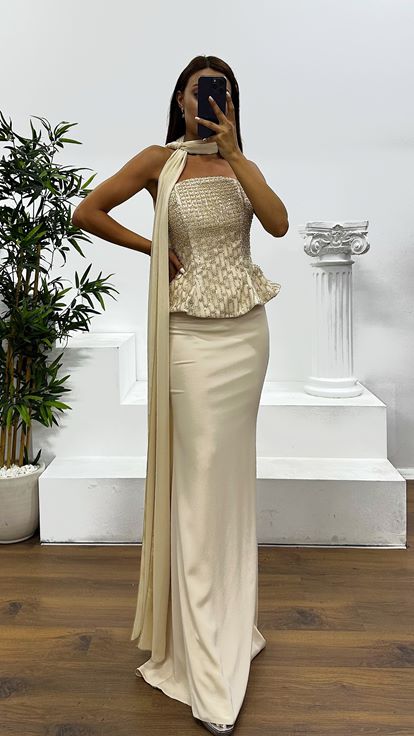 Goldenes trägerloses Abendkleid