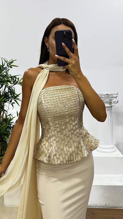 Goldenes trägerloses Abendkleid