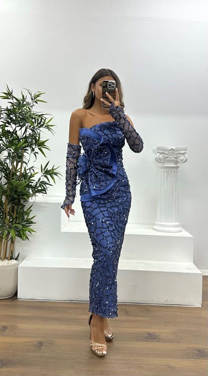 Abito da sera con paillettes e guanto senza spalline indaco