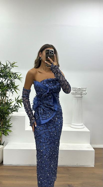 Abito da sera con paillettes e guanto senza spalline indaco