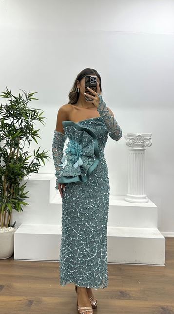 Mintgrünes trägerloses Abendkleid mit Pailletten