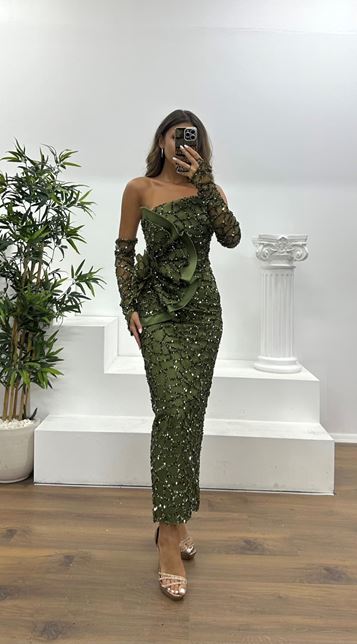 Khakifarbenes trägerloses Abendkleid mit Pailletten