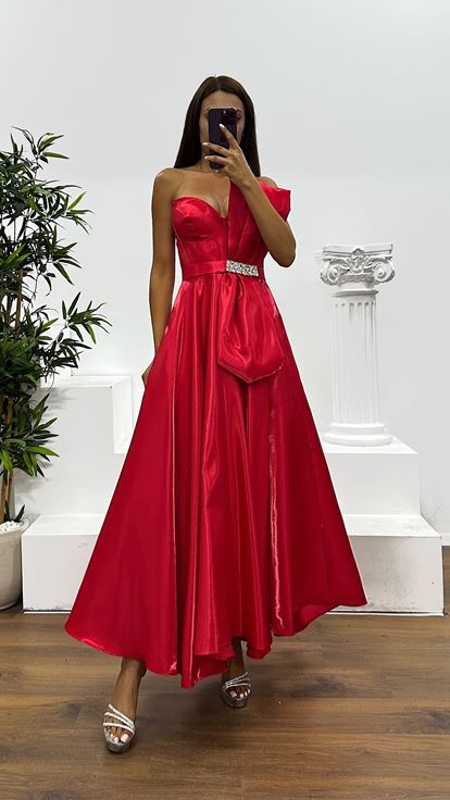 Abito da sera midi in raso rosso senza spalline