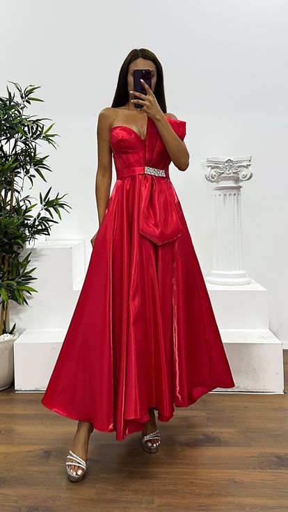 Abito da sera midi in raso rosso senza spalline