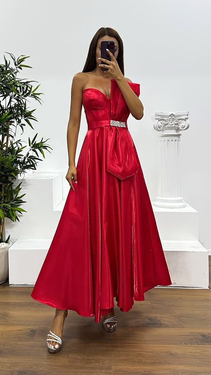 Abito da sera midi in raso rosso senza spalline