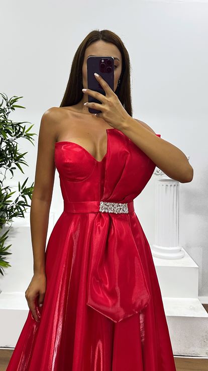 Abito da sera midi in raso rosso senza spalline