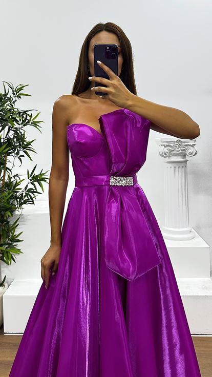 Abito da sera midi in raso fucsia senza spalline