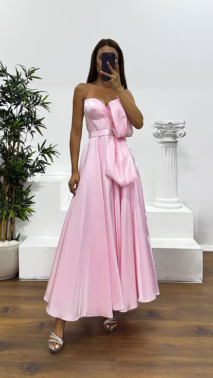 Abito da sera midi in raso senza spalline color polvere