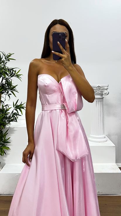 Abito da sera midi in raso senza spalline color polvere