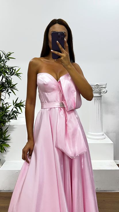 Abito da sera midi in raso senza spalline color polvere