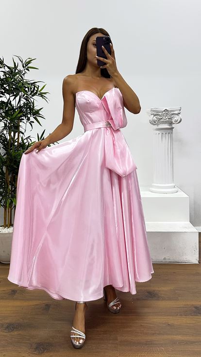 Abito da sera midi in raso senza spalline color polvere