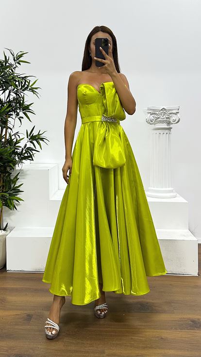 Pistaziengrünes trägerloses Midi-Abendkleid aus Satin