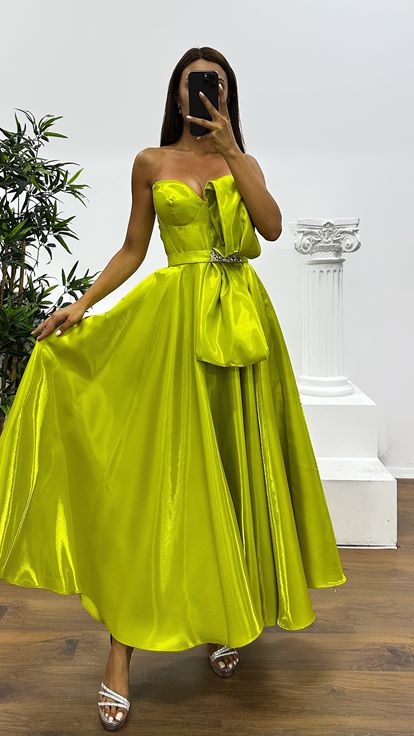 Pistaziengrünes trägerloses Midi-Abendkleid aus Satin