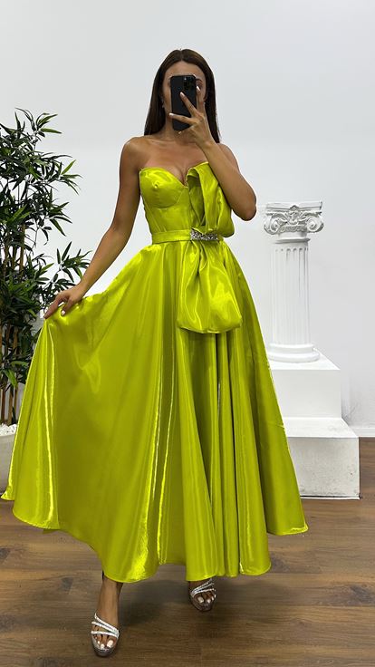 Pistaziengrünes trägerloses Midi-Abendkleid aus Satin
