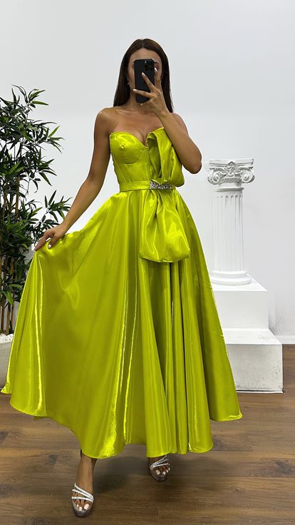 Pistaziengrünes trägerloses Midi-Abendkleid aus Satin